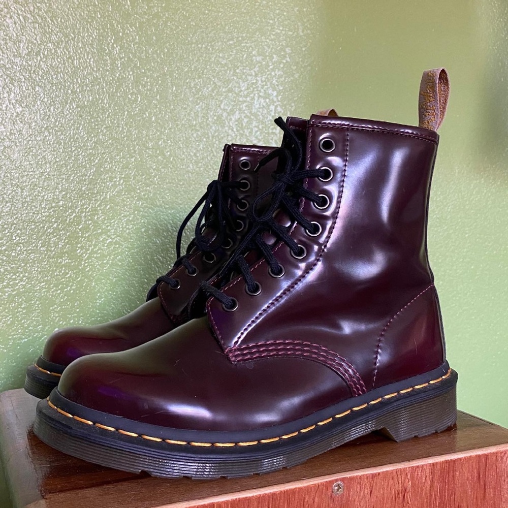 Dr. Martens Vegan, Size Women 7, Men 6